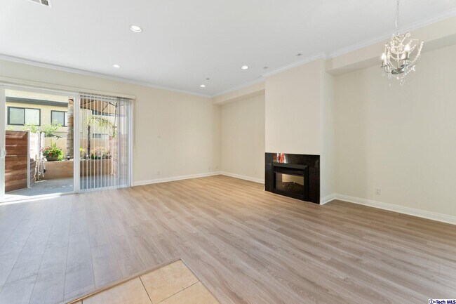 Foto del edificio - 526 E Elmwood Ave