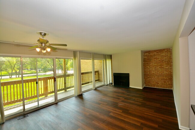 Foto del edificio - 5880 Forest View Rd