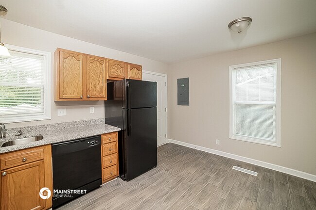 Building Photo - 324 E 15th St