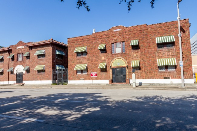 Building Photo - Plaza & Peacock Apartments