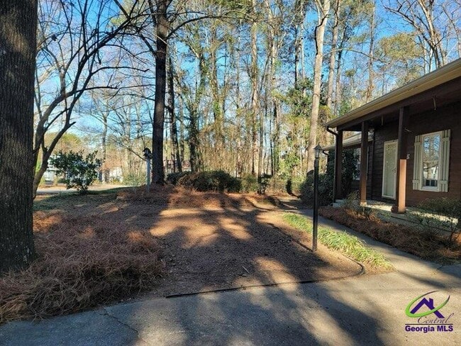 Building Photo - 515 Wilderness Dr