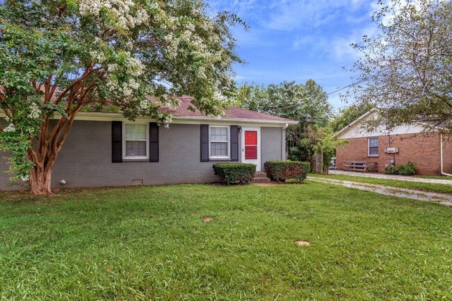 Building Photo - AVAILABLE NOW. 2 Bed 1 Bath Duplex. Locate...