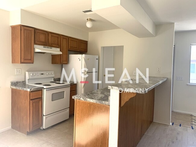 Building Photo - Charming Two Bedroom