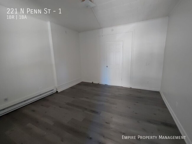 Building Photo - 1st Floor: 1 Bedroom/ 1 Bathroom Apartment...