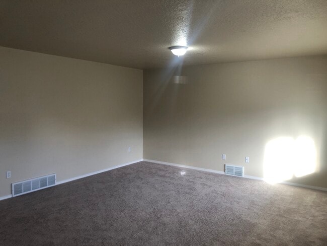 Building Photo - 1124 SW Lost Trail Dr