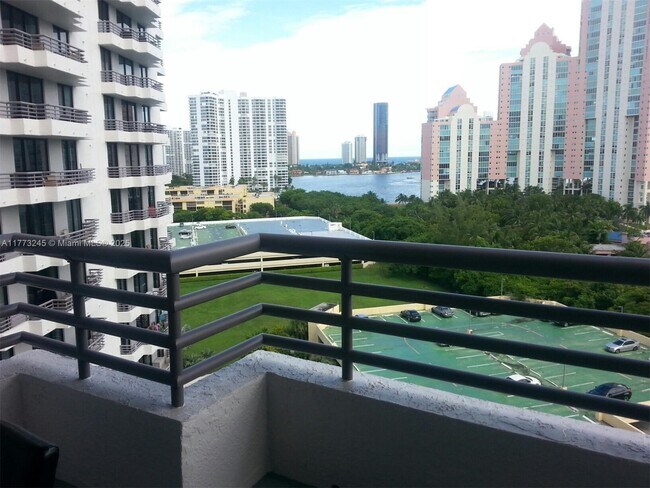 Foto del edificio - 3300 NE 191st St