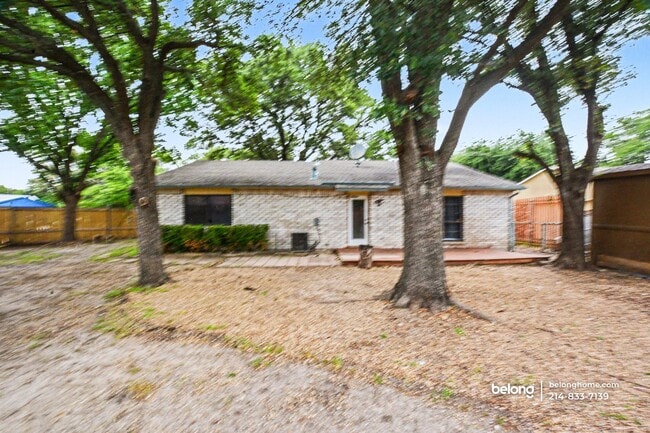 Foto del edificio - 5710 Briarcrest Dr