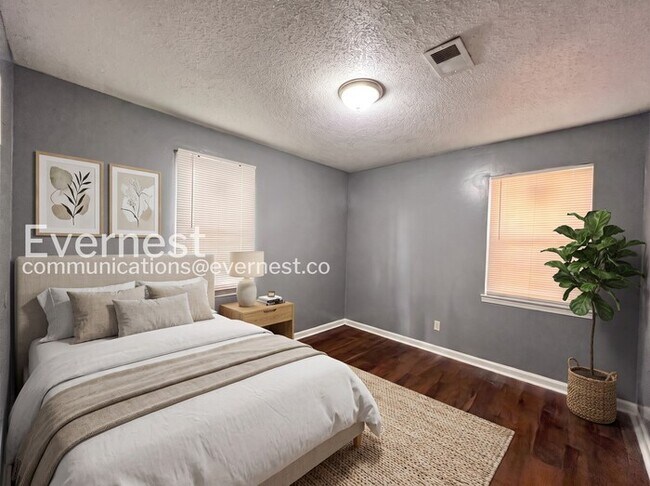 Foto del edificio - 5 Bed/2 Bath Home with Fenced Yard / Vouchers Accepted / Available Now!