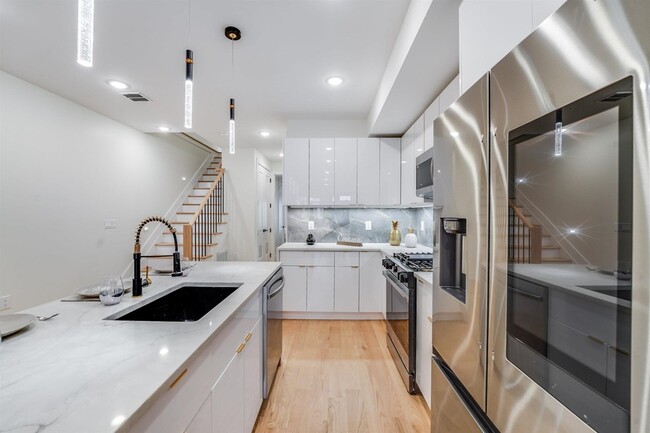 Building Photo - 95 Stegman St