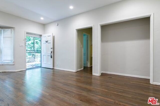 Foto del edificio - 967 N Doheny Dr