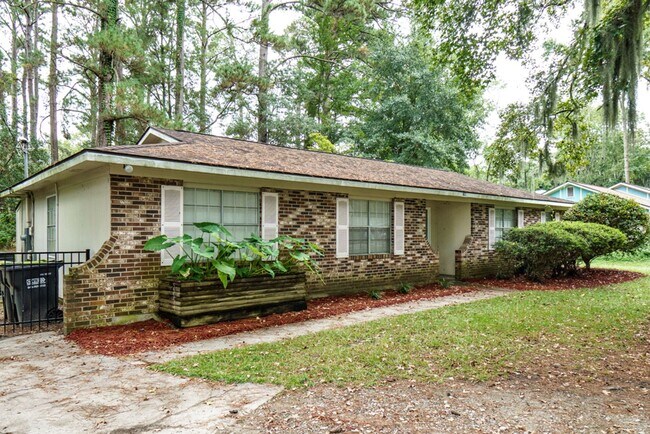 Building Photo - Beautiful 4 bedroom in the heart of Mossy ...