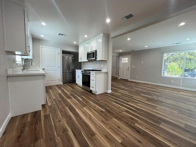 Foto del edificio - 12 Greenwood Ln
