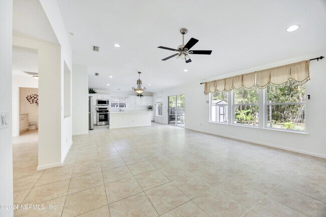 Building Photo - 657 MacKenzie Cir