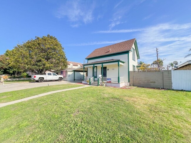 Building Photo - Los Alamitos 4 Bed 2 Bath House - 2 Car Gar - Wood Flooring - Huge Yard - Cute!!!