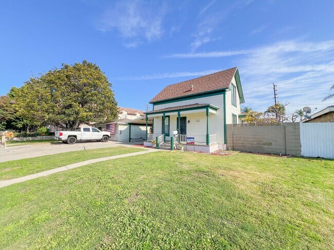 Foto del edificio - Los Alamitos 4 Bed 2 Bath House - 2 Car Gar - Wood Flooring - Huge Yard - Cute!!!