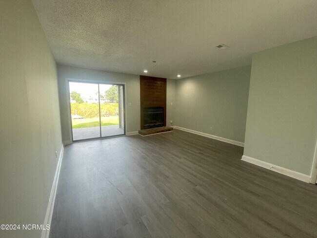 Building Photo - 120 Mallard Cove