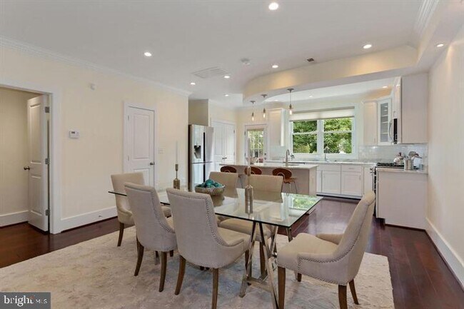 Foto del edificio - 3535 Hertford Pl NW