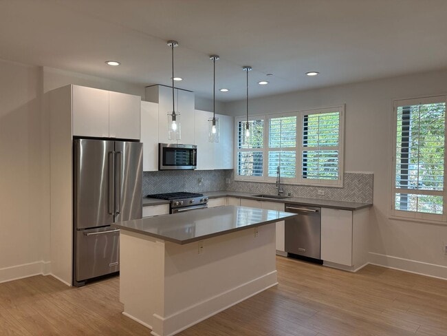 Building Photo - Luxury 3+3 Townhome in prestigious Crescen...