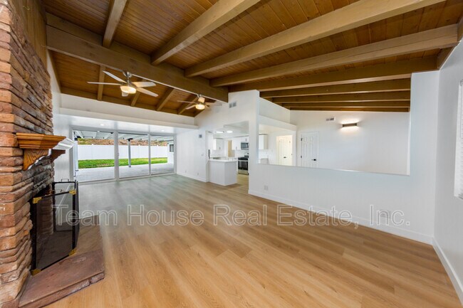 Foto del edificio - 27220 Seco Canyon Rd