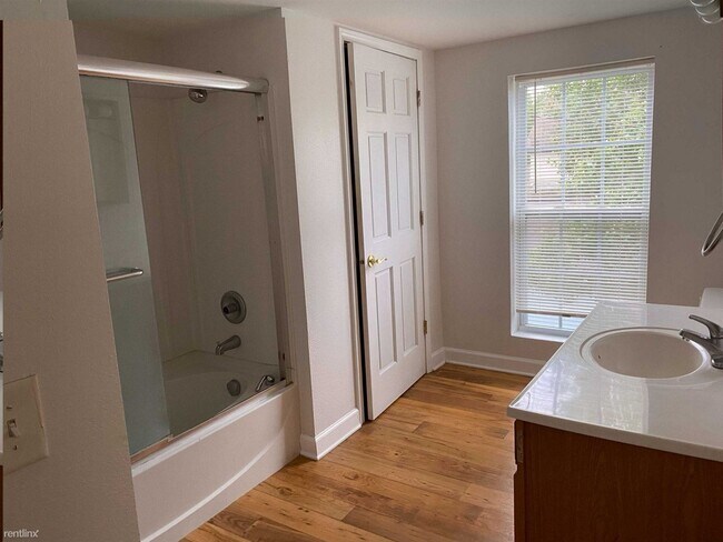 Building Photo - 3 br, 1.5 bath House - 1110 Washington Street