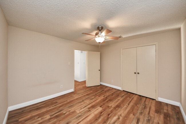 Building Photo - 800 Country Pl Dr