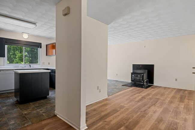 Building Photo - 3 or 4 Bed/ 3 1/2 bath