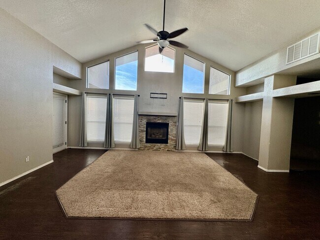 Building Photo - Beautiful golf course retreat