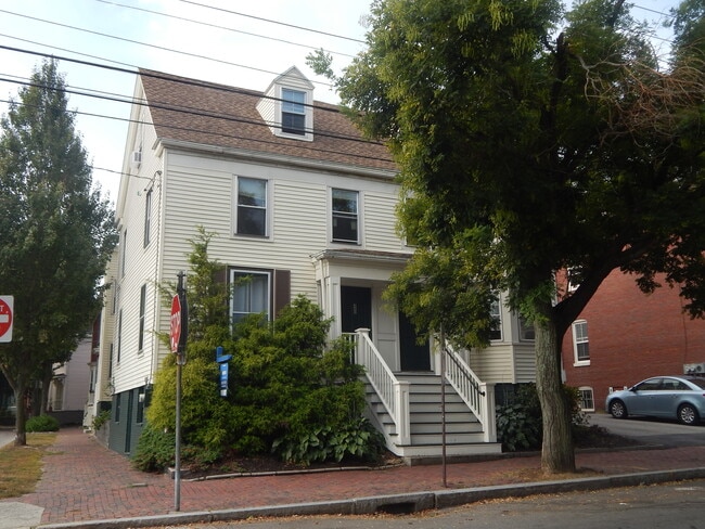 Building Photo - 262 Brackett St
