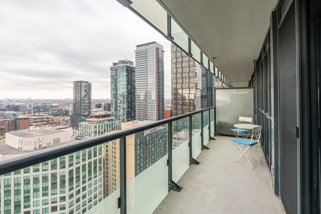 Photo du bâtiment - 300 Front St W