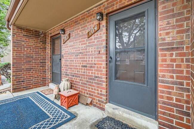 Foto del edificio - Bright & Updated 2-Bedroom Townhome with Bonus Basement Space in Lakewood!