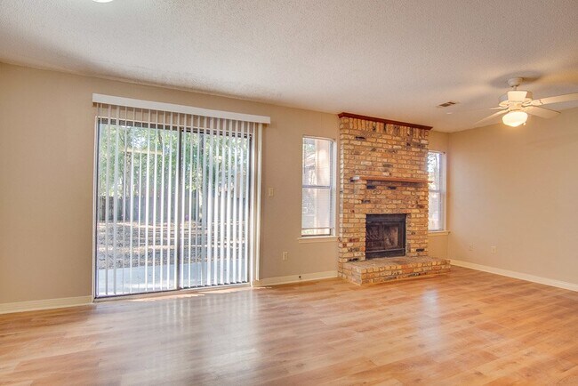 Building Photo - Pet-Friendly 3 Bed 1.5 Bath Townhome in a ...