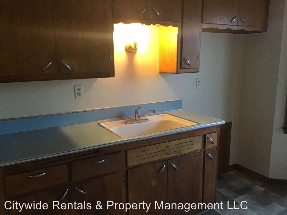 Primary Photo - 7108-7110 W Silver Spring Dr