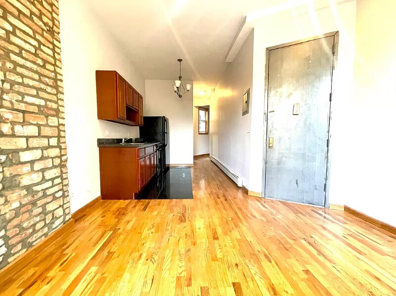 Foto del edificio - 17-20 Greene Ave