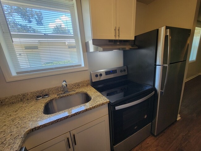 Building Photo - 113 Main St