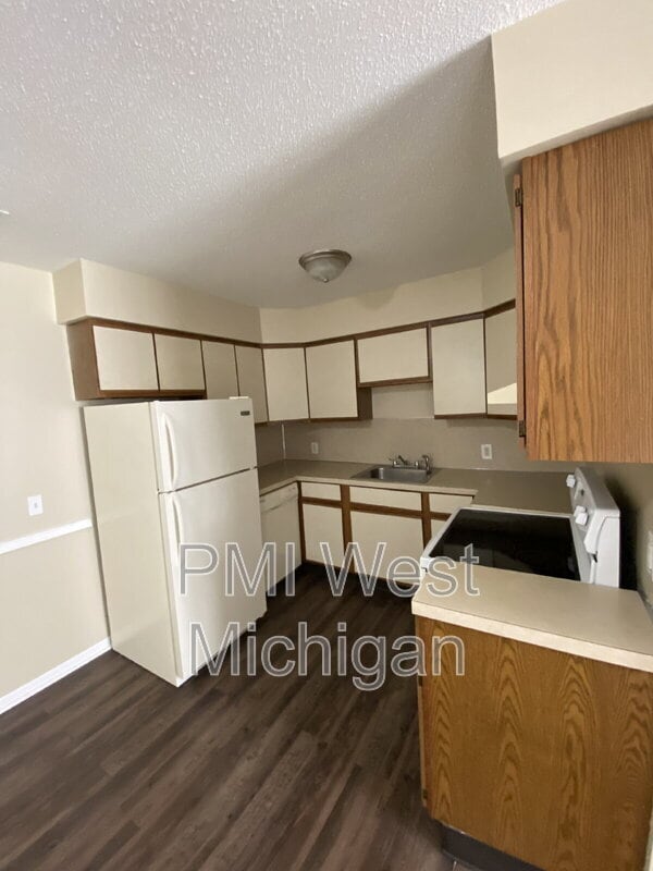Building Photo - 6065 In the Pines Dr SE
