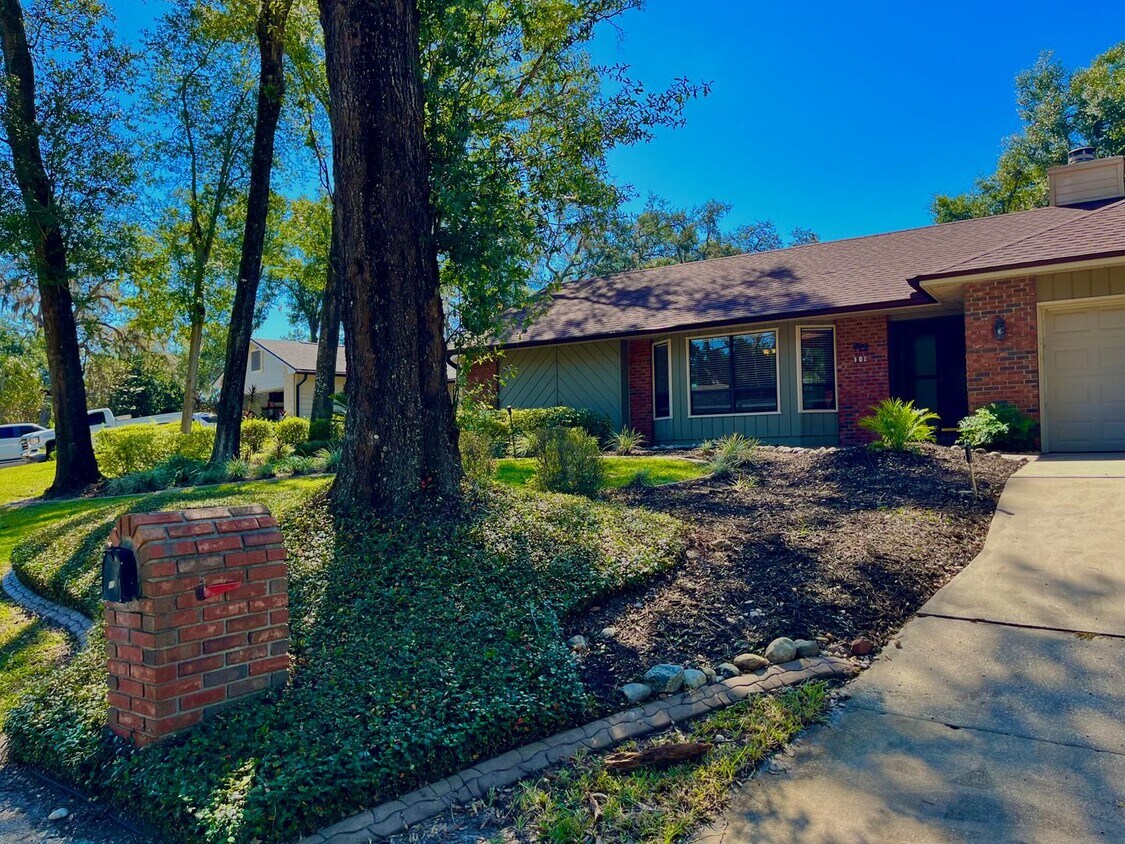 Primary Photo - 3BR w/Pool off Longwood Hills Rd - include...