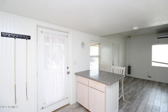 Building Photo - 149 W Butte Ave