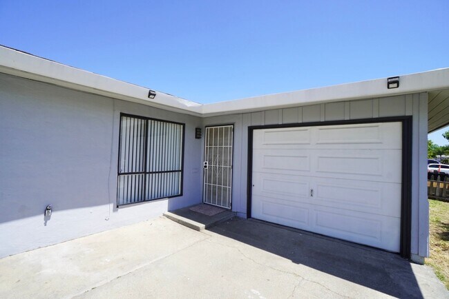 Building Photo - Wonderful 4 bedroom, 2 bath home in Sacram...