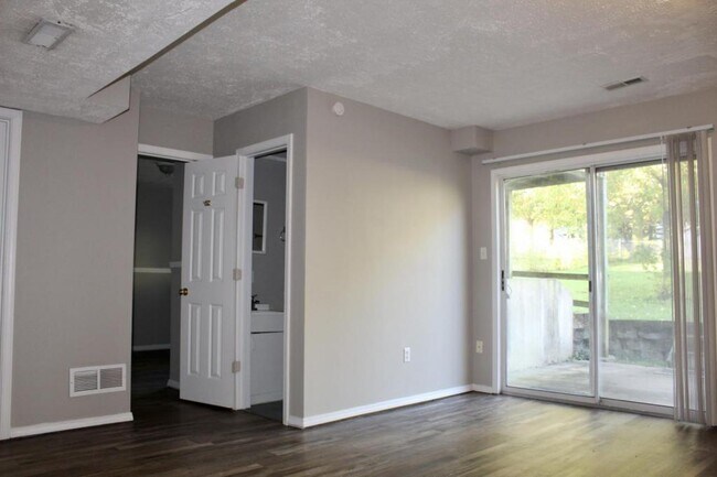 Building Photo - 11536 N Oak Trfwy