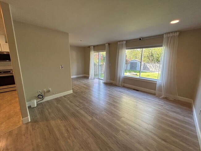 Building Photo - Newly Renovated 3 bedroom 2.5 bath home in...