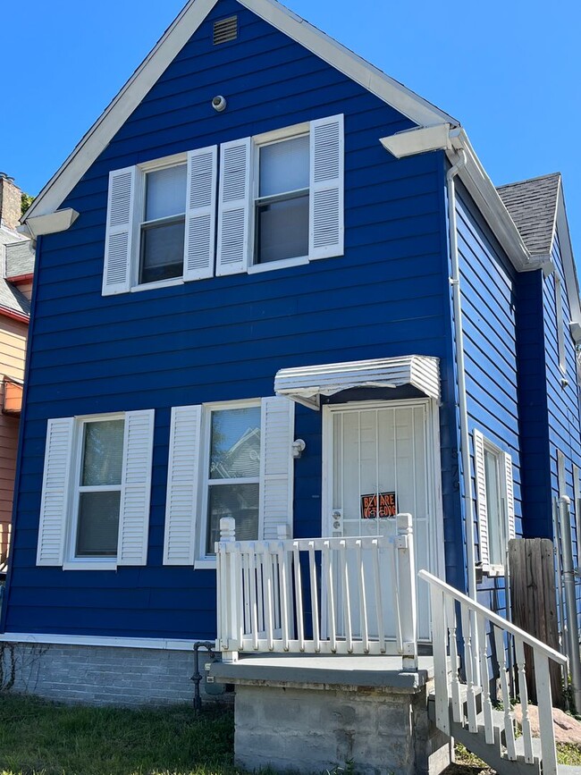 Building Photo - 579 E 99th St