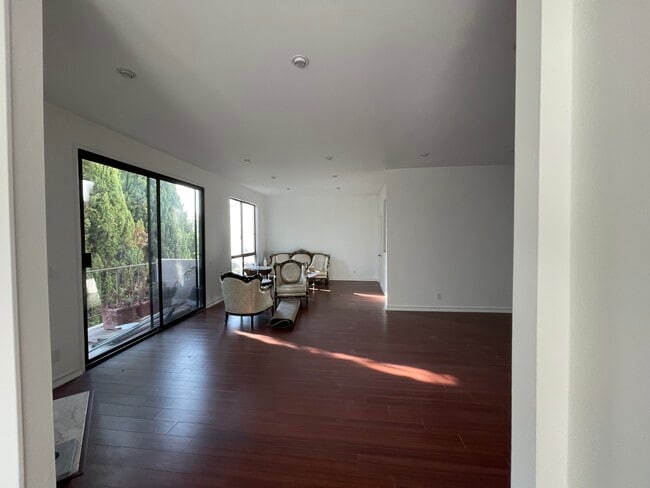 Foto del edificio - 2175 S Beverly Glen Blvd