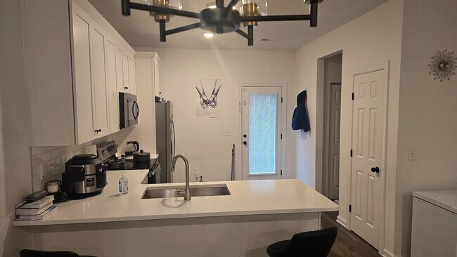 Foto del edificio - Room in House on Maplewood Dr