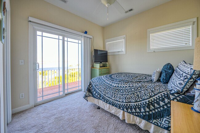 Building Photo - Loves Holiday @ 3279 Island Dr