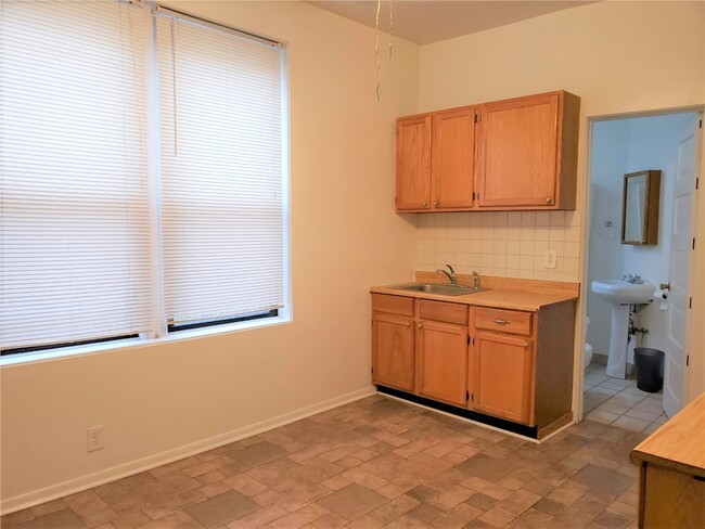Building Photo - 1441 W Flournoy St