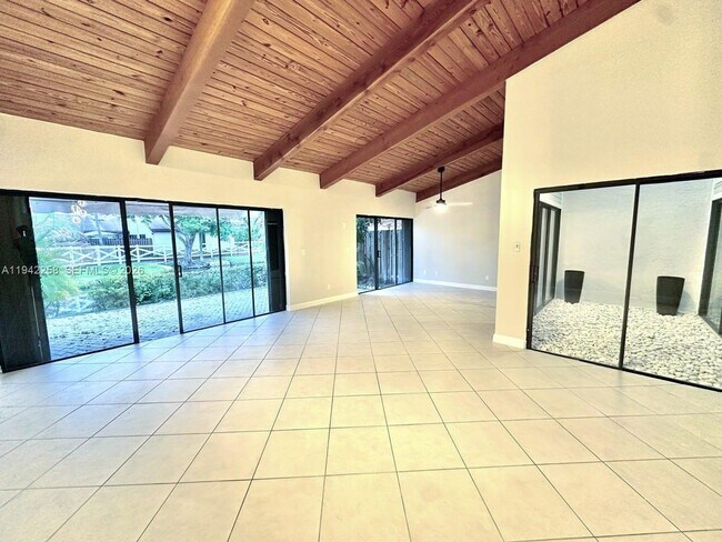 Foto del edificio - 2753 Parkview Dr S