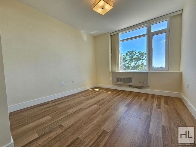 Building Photo - Northern Boulevard