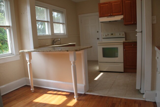 Kitchen - 2585 Myra St