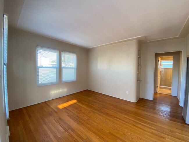 Building Photo - Cozy North Park Cottage with Enclosed Patio Exclusive Assigned Garage! Air Conditioning! In Unit ...