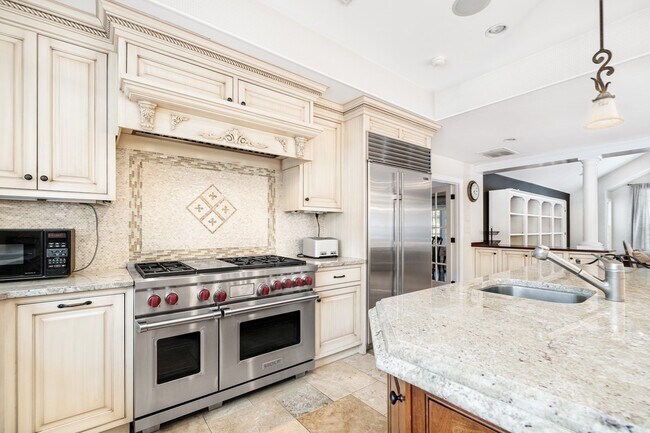 Building Photo - 568 Wellesley St